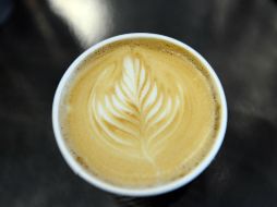 El café tiene muchas propiedades benéficas, pero su abuso conlleva a elevar los niveles de estrés y presión arterial, por ejemplo. AFP / ARCHIVO