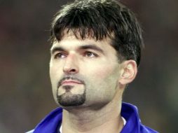 En el año 2000 disputó la Eurocopa con su selección. AFP / ARCHIVO