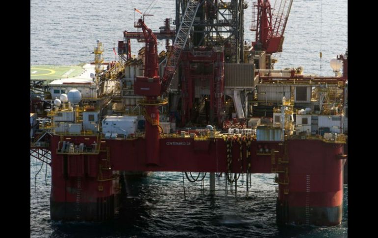Los precios del petróleo rompieron el piso de los 30 dólares, lo que tiene un impacto negativo en los ingresos, resaltan. AFP / ARCHIVO