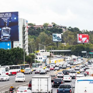 Espectaculares, la publicidad urbana que más molesta: sondeo