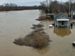 El río Bourbeuse llegó a su máxima altura el martes, casi seis metros arriba del nivel de inundación. AP / J.P. Forbes