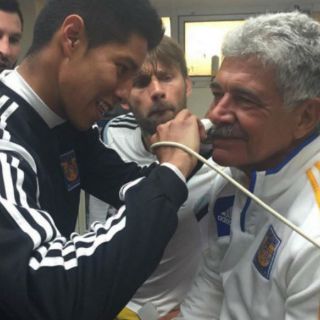 'Tuca' cumple apuesta y se quita el bigote