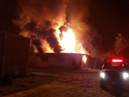 Hacia las 20:00 horas, los bomberos aún laboran en la extinción de las llamas que alcanzaban los 20 metros de altura. ESPECIAL /
