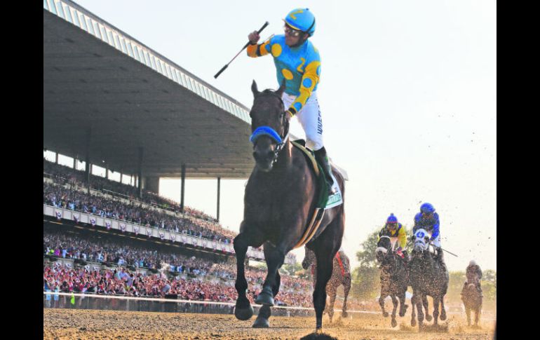 'American Pharoah' (montado por el jockey mexicano Víctor Espinoza), finalmente, se abrió paso. ESPECIAL /