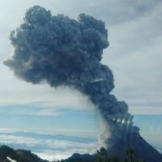 El Volcán de Fuego emite fumarola de más de dos mil metros
