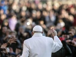 El Papa Francisco saluda a su llegada a la audiencia general de los miércoles en la Plaza de San Pedro en el Vaticano. EFE / A. Carconi