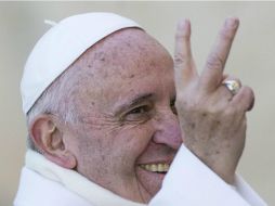El Papa saluda a los peregrinos de lengua española, luego de bromear sobre el frío en Roma. EFE / A. Carconi