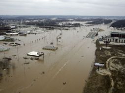 El río Meramec desbordó el dique de West Alton, 32 kilómetros al norte de St. Louis. AP / J. Roberson
