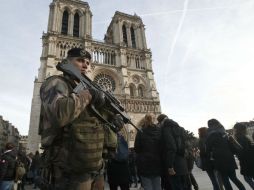 El 80% de los agentes de policía estarán sobre el terreno velando por la seguridad de París, indicó la alcaldesa. AP / M. Euler