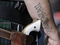 Las pistolas y revólveres podrán portarse abiertamente en fundas fijadas al cinto o al hombro. AP / ARCHIVO