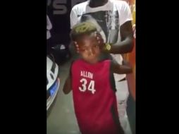 En el clip, un hombre sujeta por detrás la cabeza del niño, quien después gira su cuerpo. YOUTUBE / Sergio Tapia