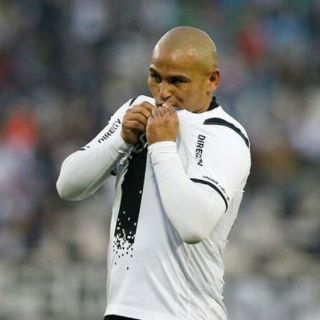 'Chupete' Suazo demanda al Colo Colo