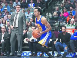 Ausente. Curry (sentado) se perdió anoche por primera ocasión un juego en la temporada. AFP / R. Martínez