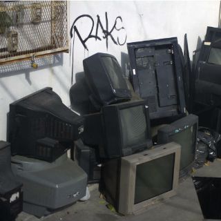 Tiran teles en la calle, pero no hay sanciones