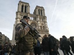 Soldados custodian los alrededores de la catedral de Nuestra Señora como medida preventiva para esta Noche Vieja. AP / M. Euler