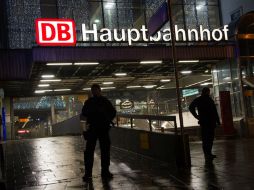 Para atender la crisis de seguridad, las estaciones del Metro Munich y Pasing han sido evacuadas y acordonadas. EFE / S. Hoppe