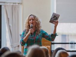 La escritora asegura que al escribir se repone de las pruebas que le pone la vida. TWITTER / @becfitzpatrick