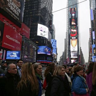 Una multitud recibe el 2016 en el mítico Times Square