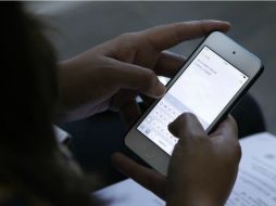 Si el saldo del teléfono móvil expiró y no se consumió en su totalidad, se tiene derecho a que sea abonado en la próxima recarga. NTX / ARCHIVO