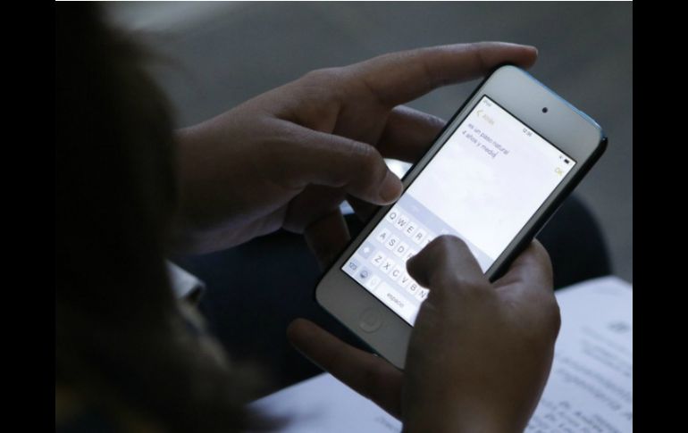 Si el saldo del teléfono móvil expiró y no se consumió en su totalidad, se tiene derecho a que sea abonado en la próxima recarga. NTX / ARCHIVO