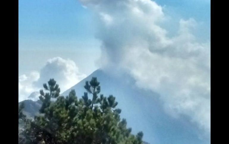 El organismo detalló que la primera emanación del año del Volcán de Fuego a través de Twitter. TWITTER / @PCJalisco