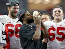 Ezekiel Elliot anotó en tres acarreos cortos en la primera mitad y dejó a los defensores de Notre Dame perplejos. AP / R. Scuteri