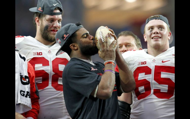 Ezekiel Elliot anotó en tres acarreos cortos en la primera mitad y dejó a los defensores de Notre Dame perplejos. AP / R. Scuteri