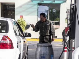 Desde este viernes, el usuario notará una baja en el precio del combustible. EL INFORMADOR / R. Tamayo