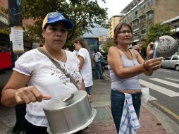 Para el economista Manuel Salgueiro, los venezolanos sufren una contracción de ingresos sin precedentes. AFP / ARCHIVO