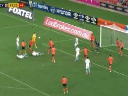 El portero Sorensen (de amarillo) buscó rematar y empatar el juego. YOUTUBE /