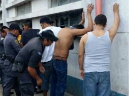 En el allanamiento de la vivienda, los agentes lograron rescatar a trece personas. EFE /