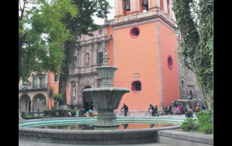 Un día de tantos en el Jardín de San Francisco, punto de encuentro perfecto para quienes buscan un respiro a su paso por la ciudad. EL INFORMADOR / V. García