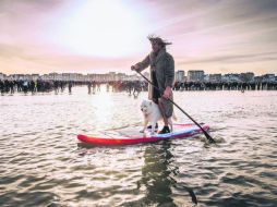 En Francia no se dejaron vencer por el miedo y se entregaron a la celebración por la llegada del Año Nuevo. AFP /