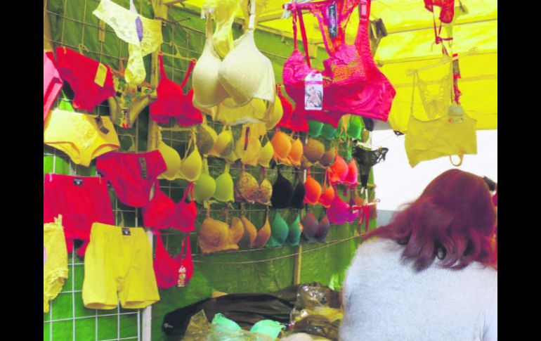 Cada año la vecina no perdonaba la compra de unos calzones rojos y apenas pasadas las campanadas, se salía a la calle a enseñarlos. EL INFORMADOR / ARCHIVO