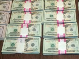 Las casas de cambio del Aeropuerto dan la moneda de EU en mínimo de 16.55. AP / ARCHIVO