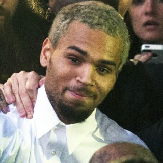 Chris Brown responde e insulta a mujer que lo acusa
