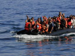 Un niño murió el sábado cuando el bote inflable en que viajaba con otras 39 personas chocó contra las rocas en una isla griega. EFE / ARCHIVO