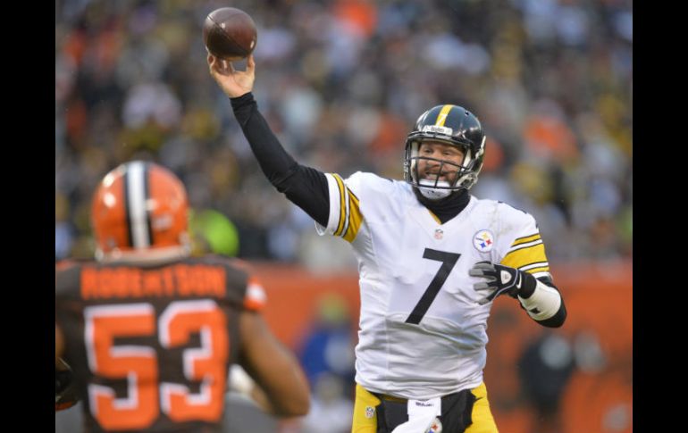 Ben Roethlisberger lanzó tres pases de anotación. AP / D. Richard