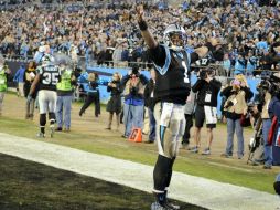 Cam Newton acarreó dos veces el balón a la zona prometida y aportó otras dos anotaciones con sus pases. AP / M. McCarn