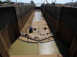 Algunas fisuras aparecieron en las paredes de la nueva esclusa durante agosto, por lo que se trabaja para reforzarlas. EFEAFP  /