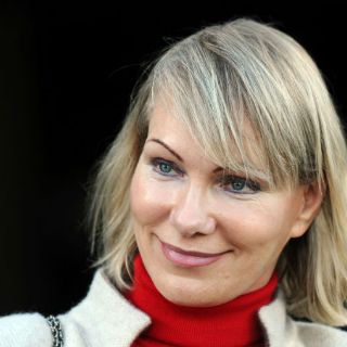 Multimillonaria de 53 años está embarazada de mellizas