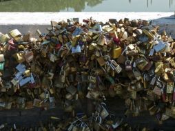 Por el momento son 70 toneladas de candados que podrían ser subastados con otros más cuando se terminen de retirar en su totalidad. EFE / ARCHIVO