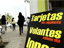 Imprenta ofrece volantes a sus clientes. Aunque la producción de esta publicidad no está prohibida, sí se castiga su repartición. EL INFORMADOR / E. Barrera