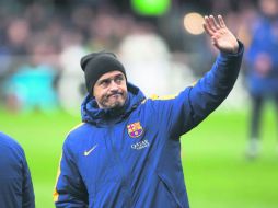 Luis Enrique saluda a la afición durante la práctica pública que el Barça acostumbra celebrar en la víspera de la noche de Reyes. EFE / A. García