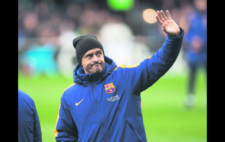 Luis Enrique saluda a la afición durante la práctica pública que el Barça acostumbra celebrar en la víspera de la noche de Reyes. EFE / A. García