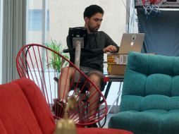 Adalberto Flores, director de Kueski, trabaja mientras hace bicicleta fija. EL INFORMADOR / A. Hinojosa