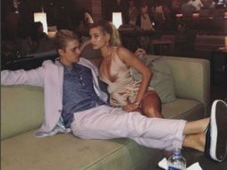 El canadiense en compañía de Hailey, durante sus vacaciones en la playa. INSTAGRAM /