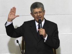 El diputado opositor Henry Ramos Allup se juramenta él mismo como titular del Legislativo venezolano. AFP / J. Barreto