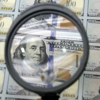 Dólar se ubica a su máximo nivel en 13 años