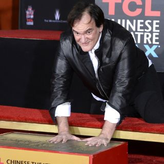 Tarantino inmortaliza sus huellas en el Teatro Chino de Hollywood